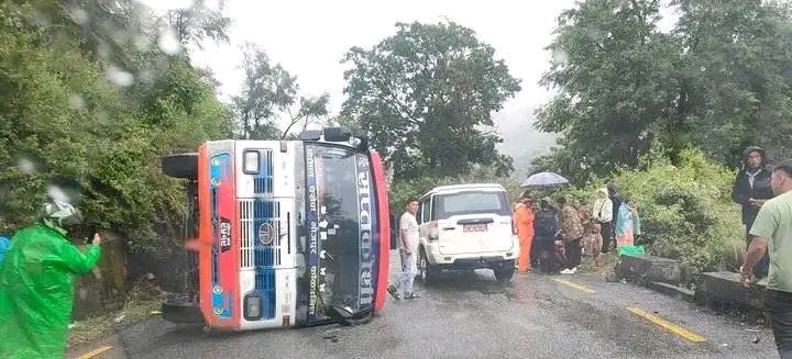 धनकुटामा बस दुर्घटना : एक जना घाइते, अन्य सकुशल